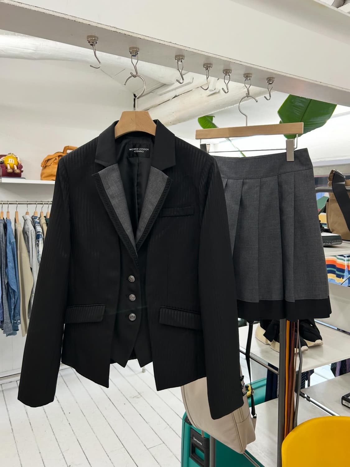 미치코런던 Y2K 블랙 자켓 + 플리츠 스커트 셋업 상품이미지1
