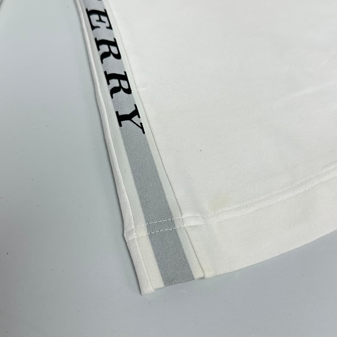 버버리 사이드 로고 디자인 티셔츠 상품이미지5