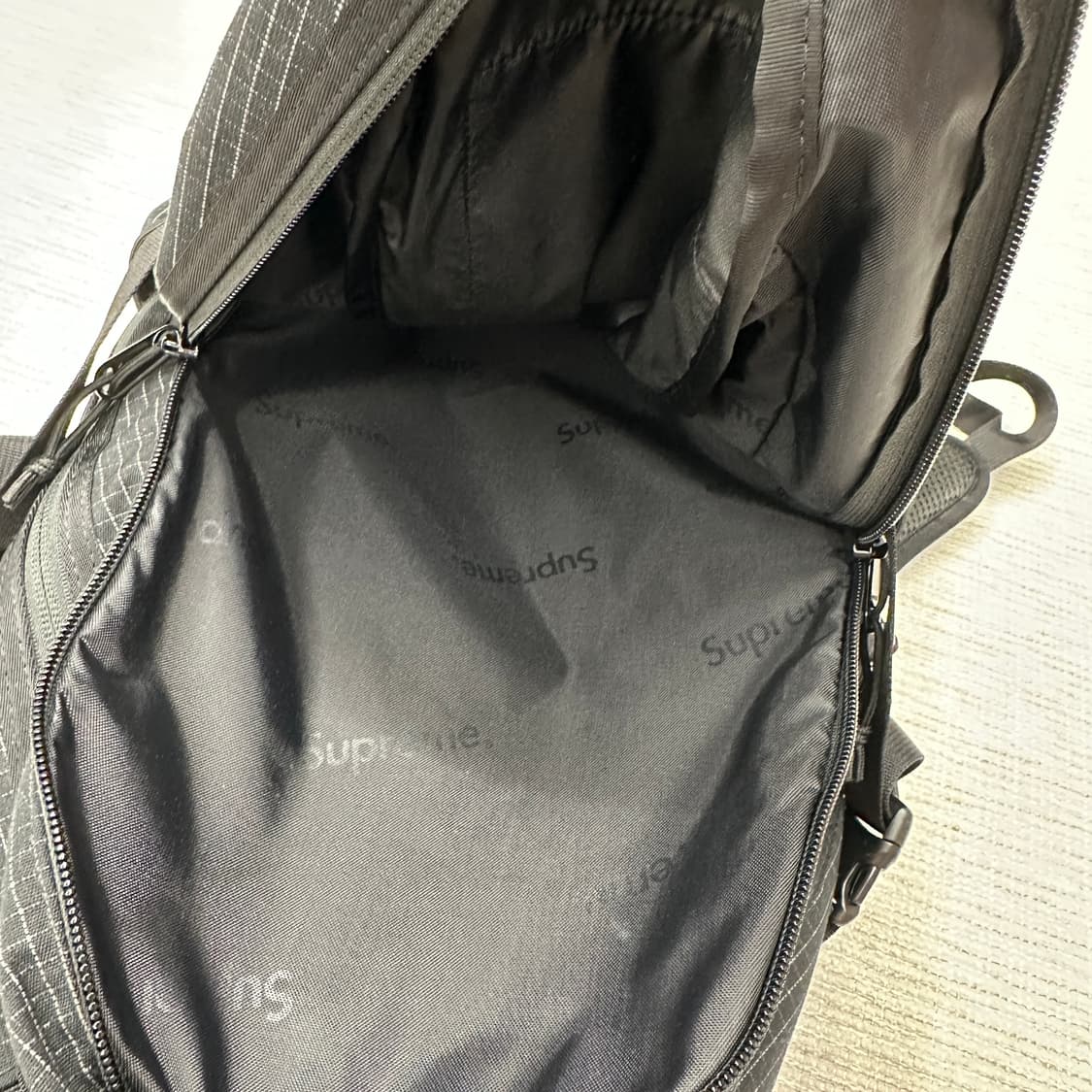 슈프림 백팩 블랙  24SS
 상품이미지6