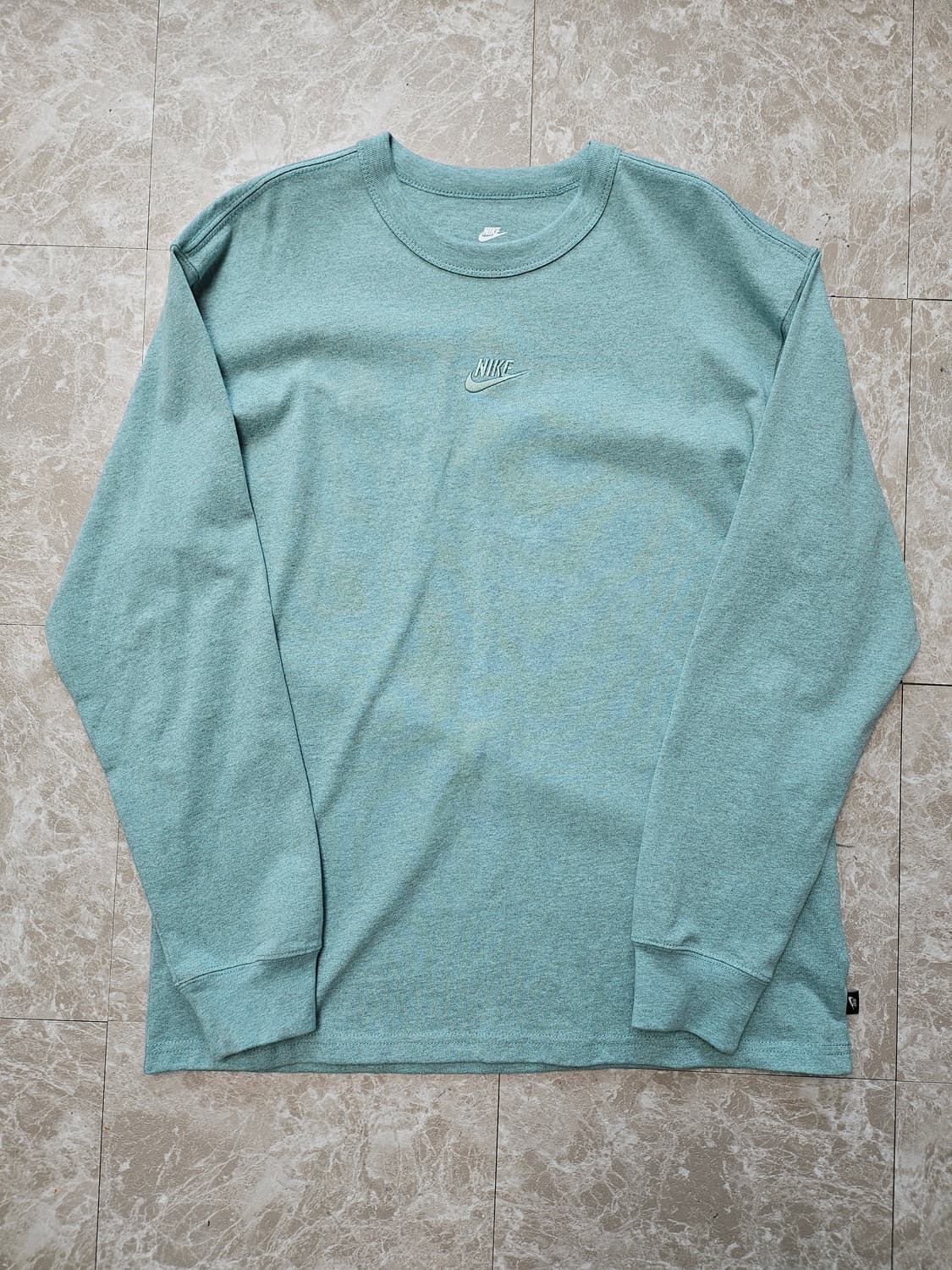 나이키  프리미엄 에센셜 긴팔 티셔츠 M 상품이미지1