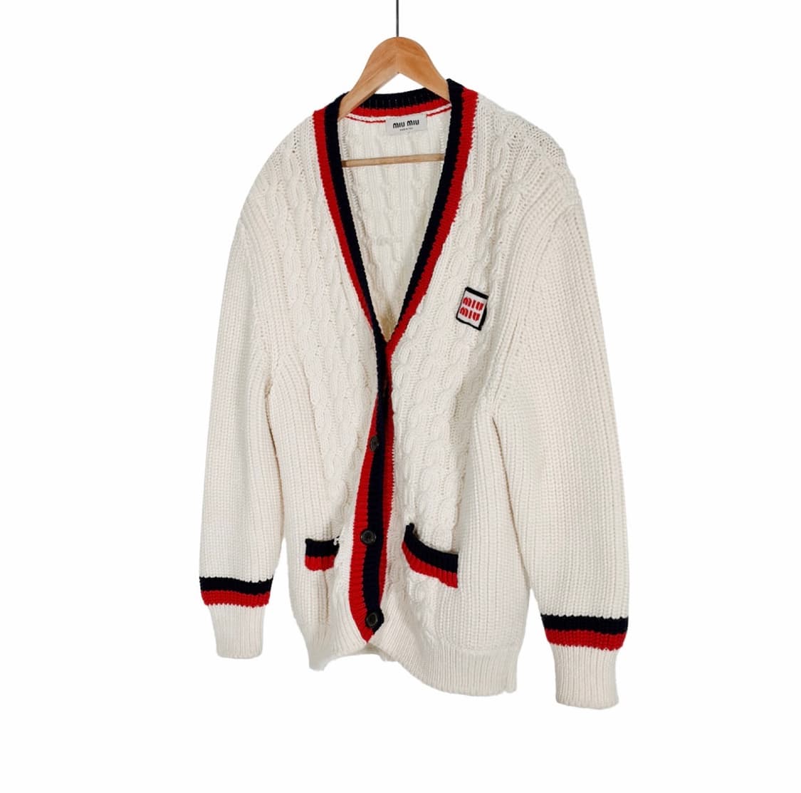 [38] 미우미우 여성 헤비 울 케이블 로고 패치 삼선 라인 니트 가디건 상품이미지2