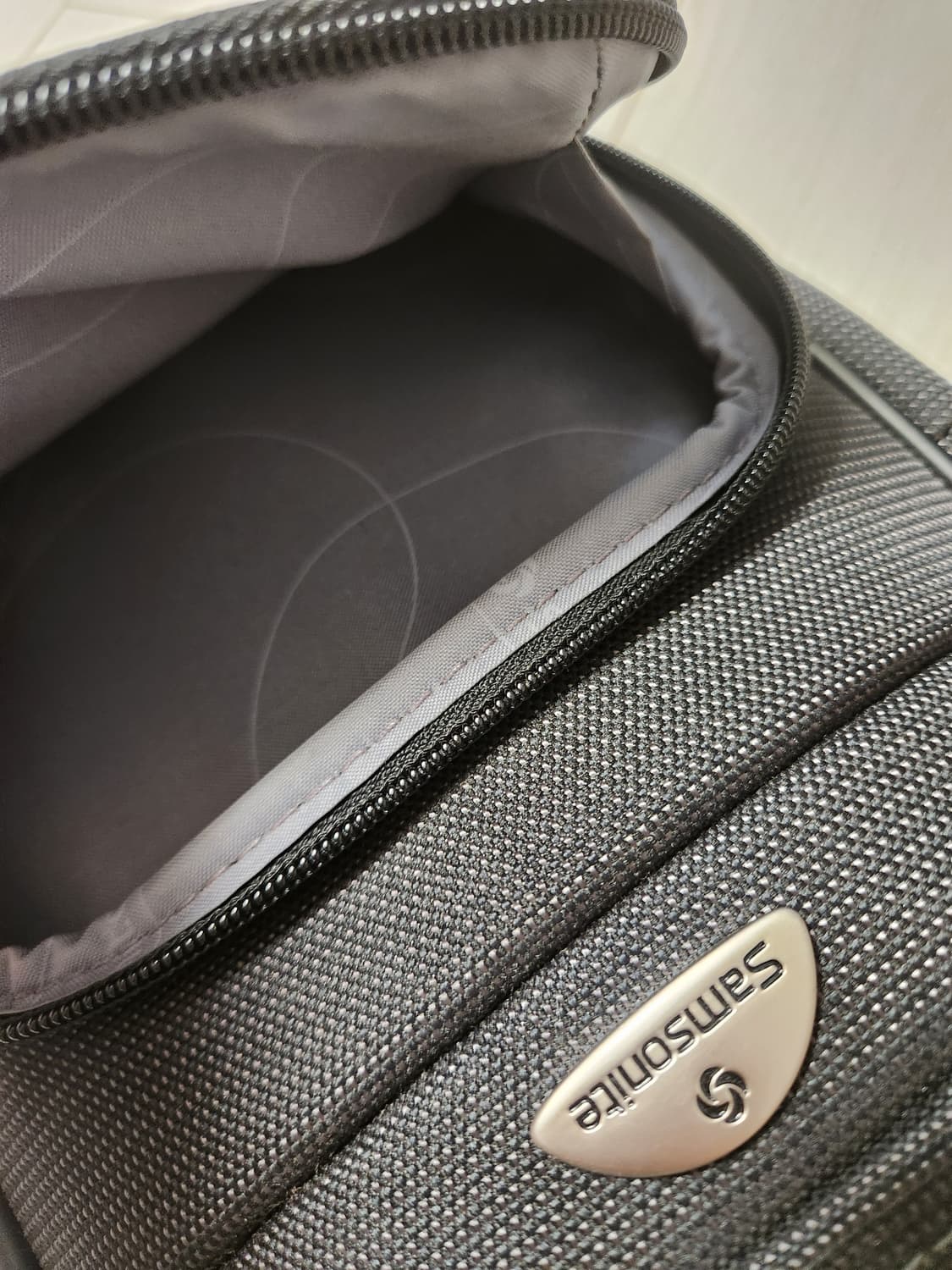 미사용) 샘소나이트 크로스백

여러 중고사이트에도 같이 판매하고 있어서  상품이미지7