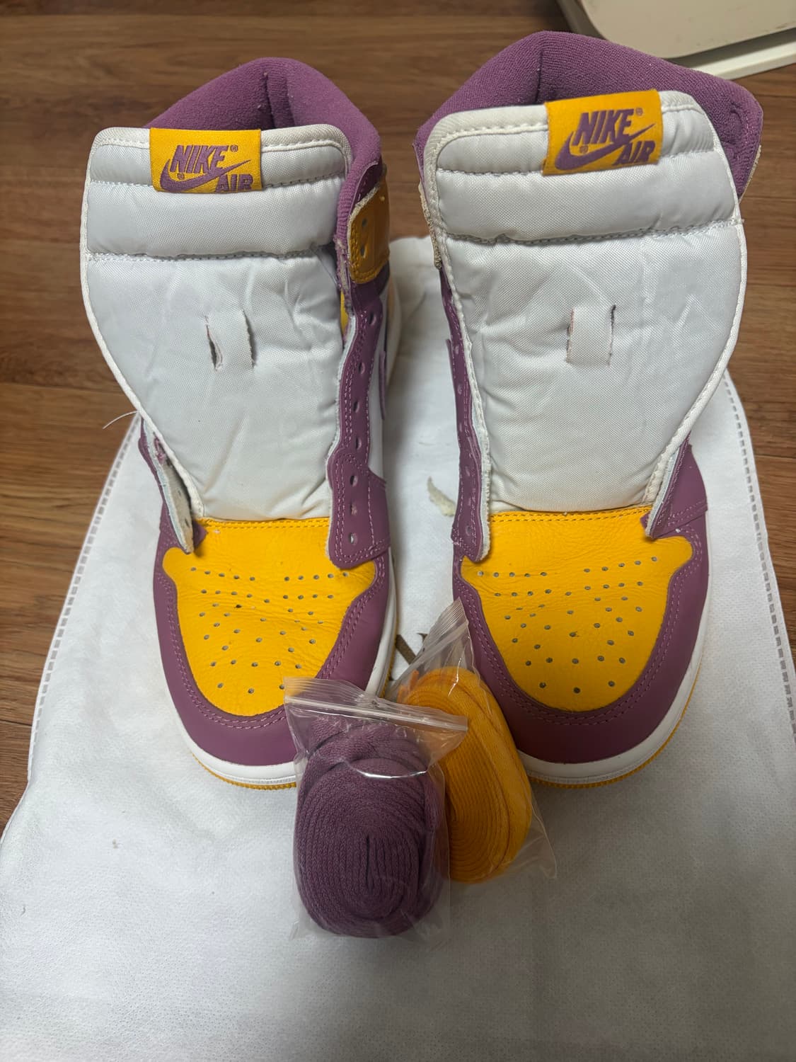 조던 1 레트로 하이 OG 유니버시티 골드 라이트 보르도 판매합니다!!! 상품이미지8