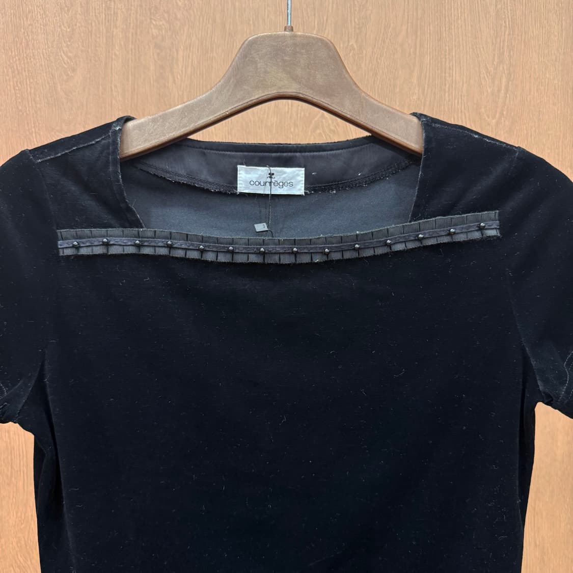 꾸레쥬 벨벳 반팔 티셔츠 스터드 리본 트리밍 스퀘어넥 슬림핏 블랙 상품이미지4