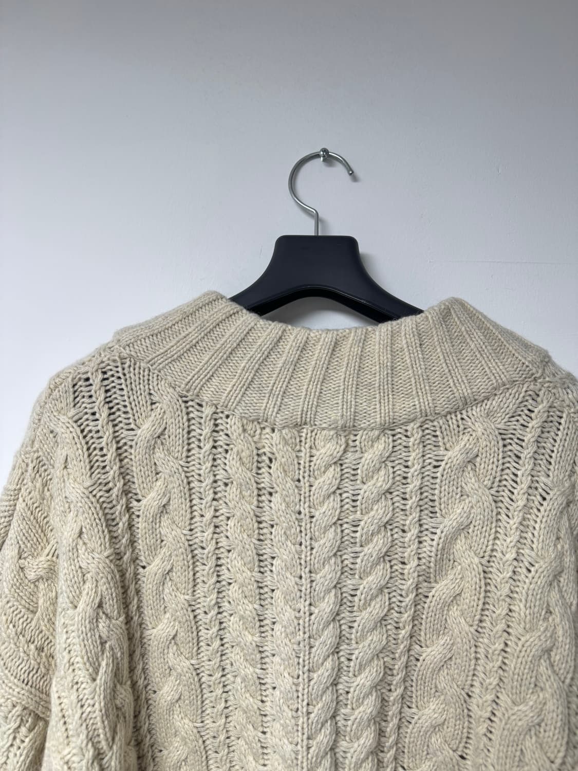 언앤써드미스테리 케이블 꽈배기 아이보리 브이넥 오버핏 니트 스웨터 F 상품이미지7