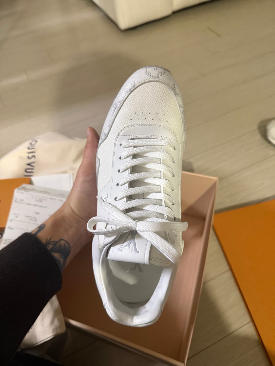 루이비통 런 어웨이 스니커즈  상품이미지2