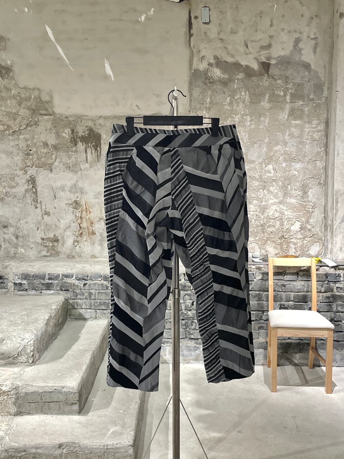 이세이 미야케 그레이 슬래시 나일론 팬츠 상품이미지6