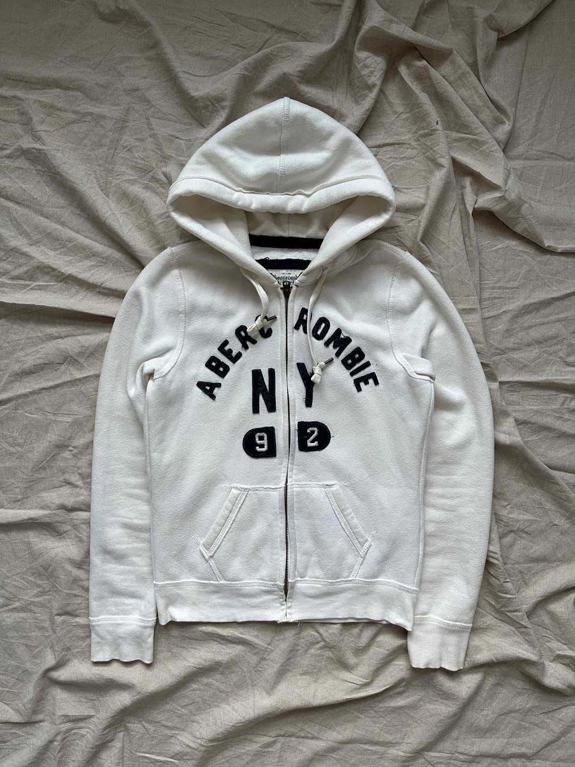 아베크롬비 중앙 자수 로고 화이트 후드집업 상품이미지5