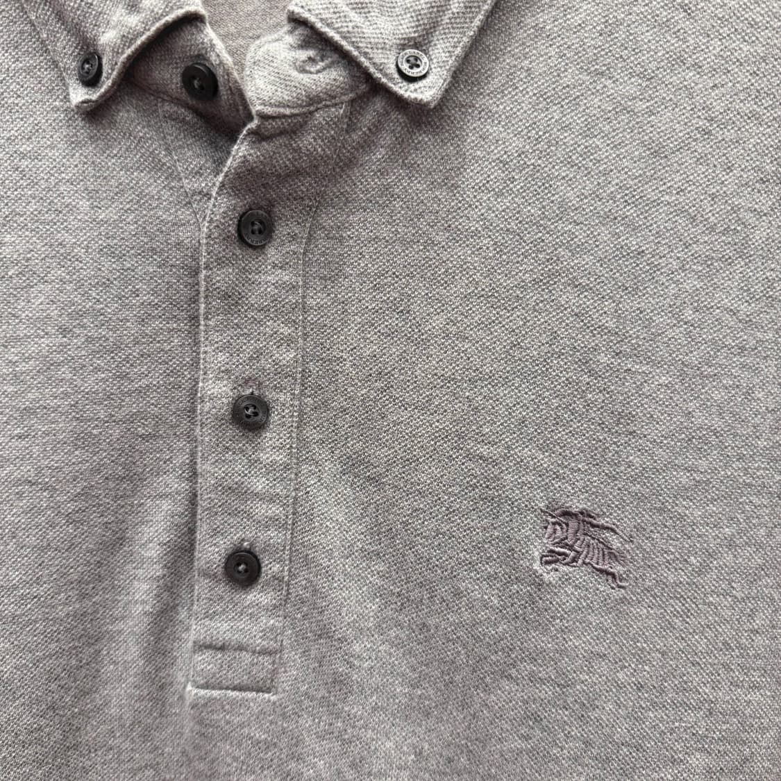 버버리 블랙 라벨 반팔 카라 티셔츠 로고 자수 4버튼 디테일 그레이 상품이미지6