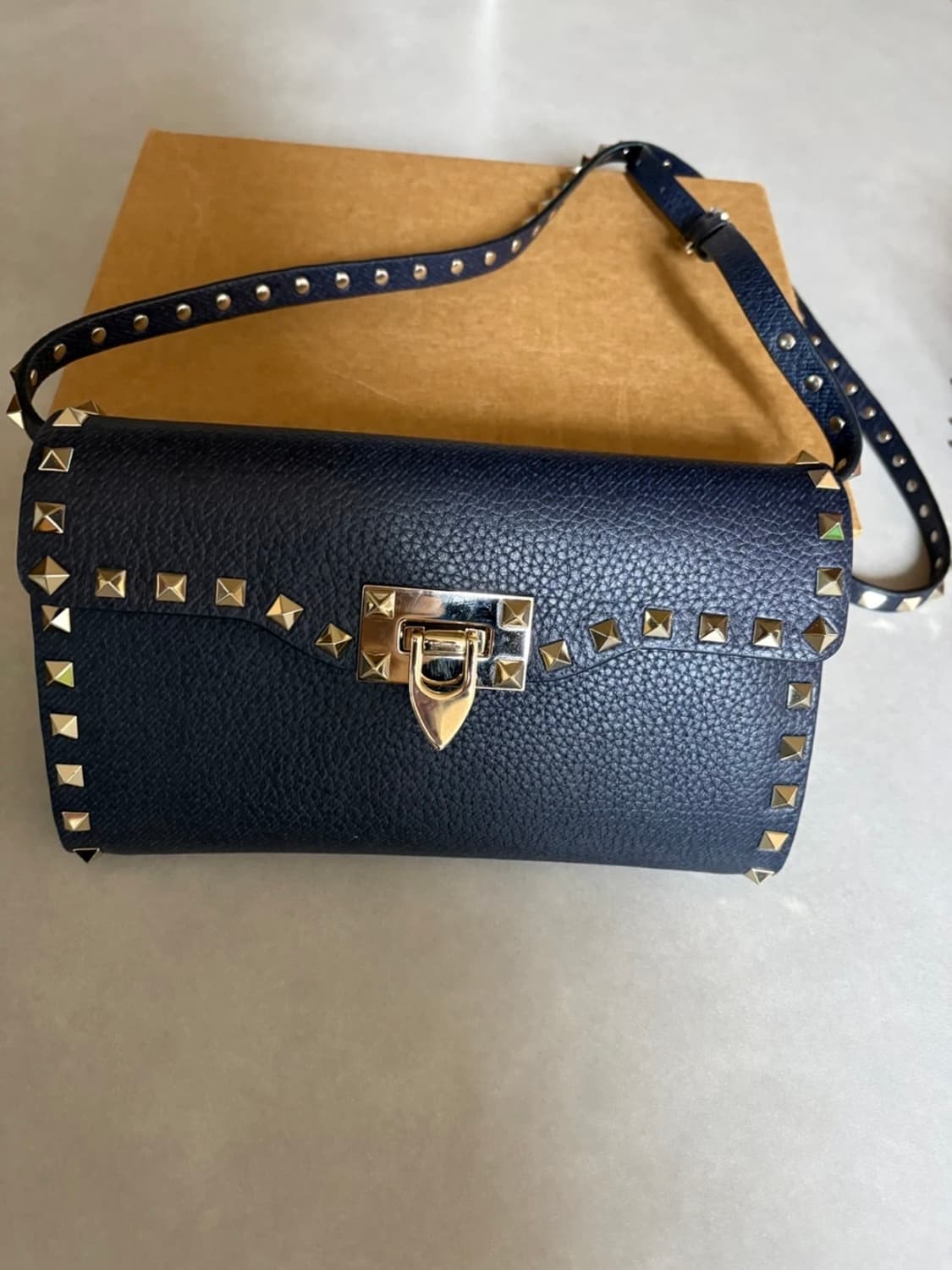 발렌티노 락스터드 스몰 숄더백 딥데님 상품이미지2