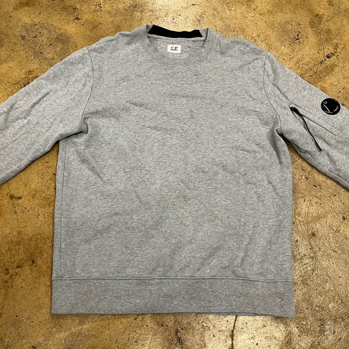 [정품/L] C.P.컴퍼니 렌즈 와펜 맨투맨 그레이 b14 상품이미지3