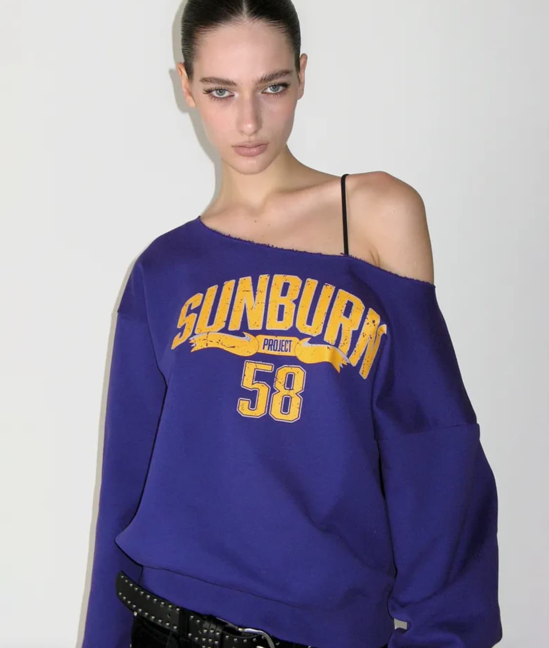 썬번프로젝트 오프숄더 맨투맨 퍼플  팝니다! 상품이미지1