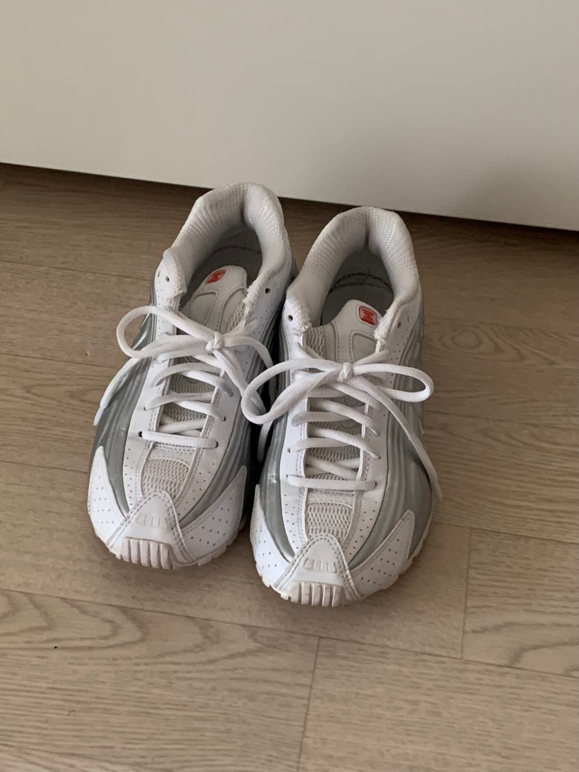 샥스 R4 W - 화이트 메탈릭 실버 맥스 오렌지 화이트 상품이미지3