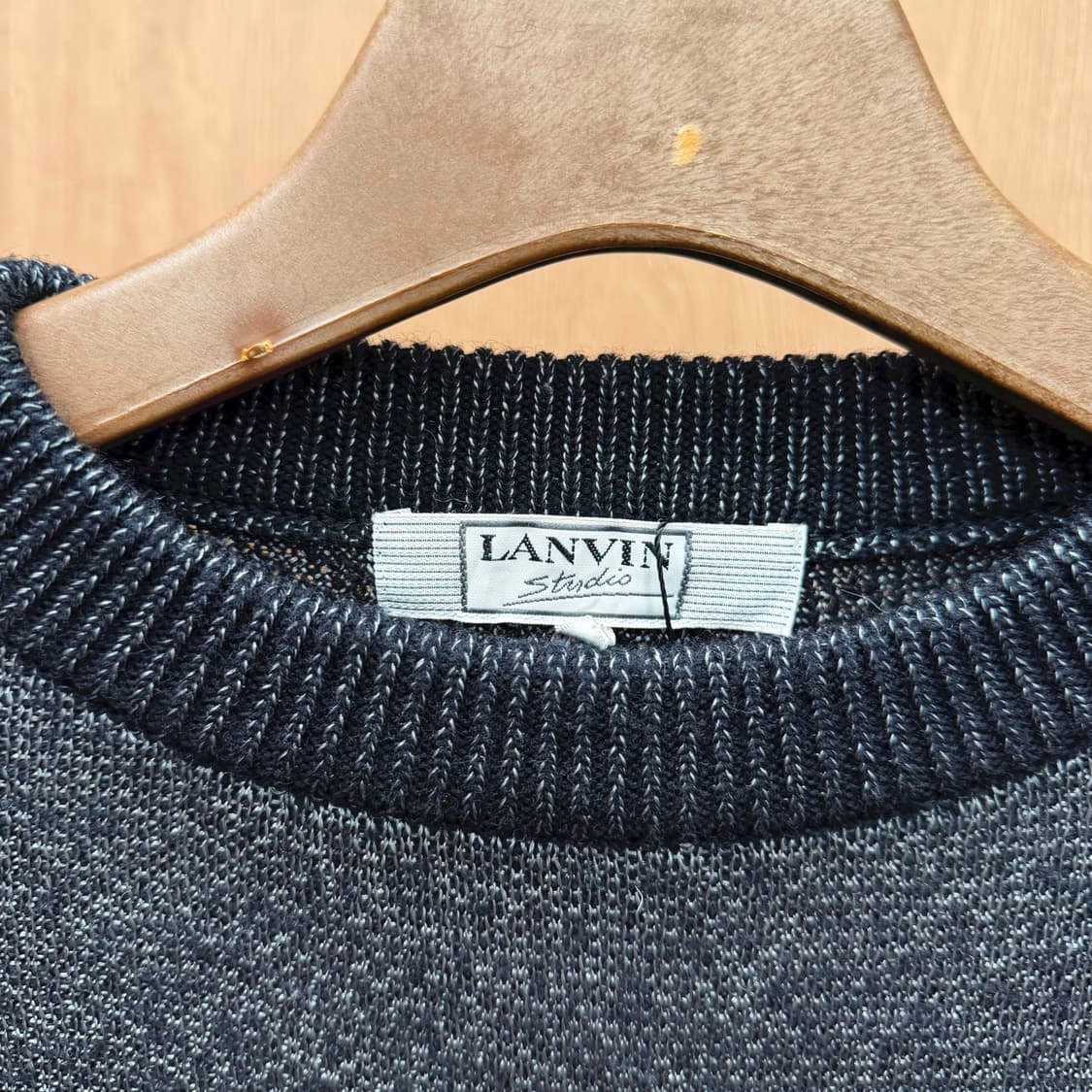 랑방 라운드넥 니트 블랙 헤어리 그래픽 짜임 디테일 레귤러핏 차콜 상품이미지7