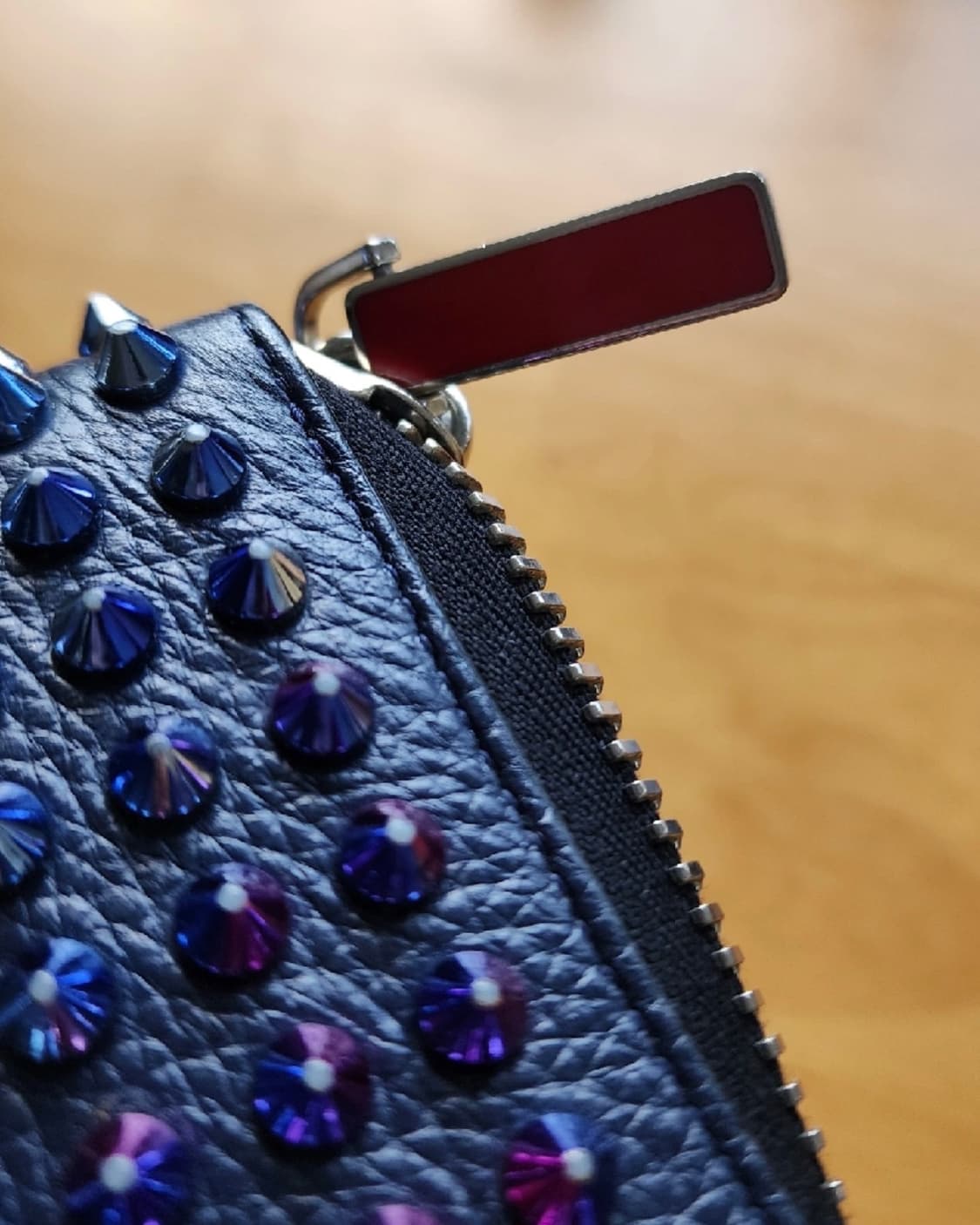 크리스챤 루부탱 스터드 장지갑 상품이미지3