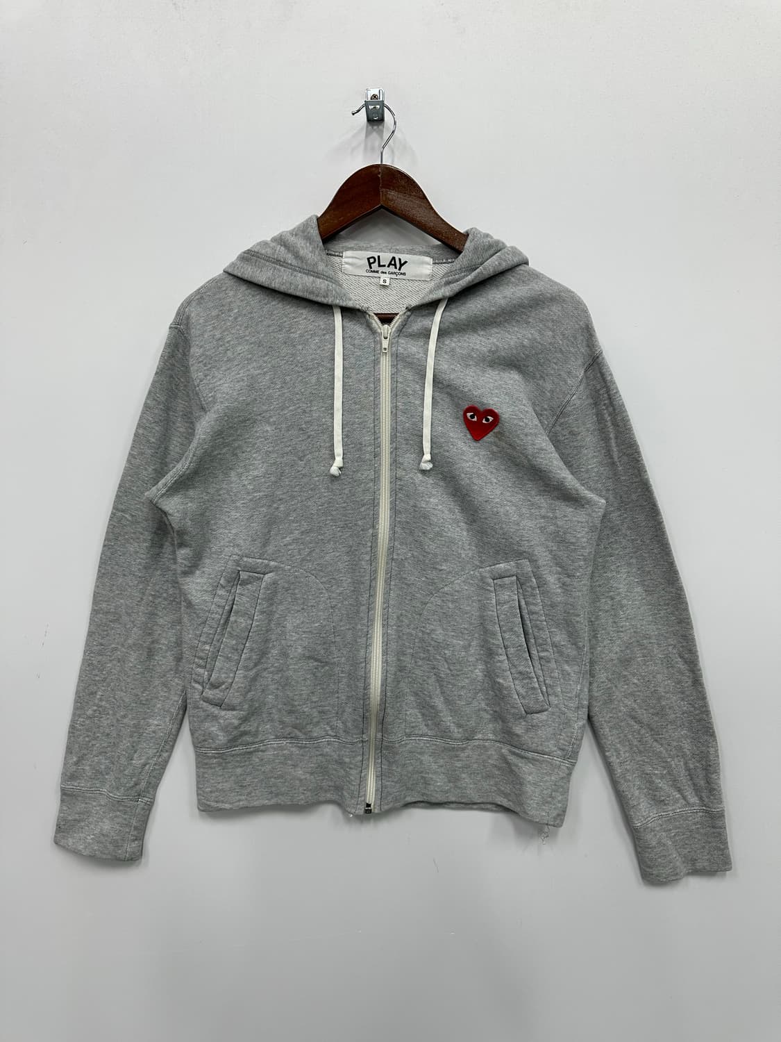 꼼데가르송 그레이 레드 와펜 후드집업 상품이미지1