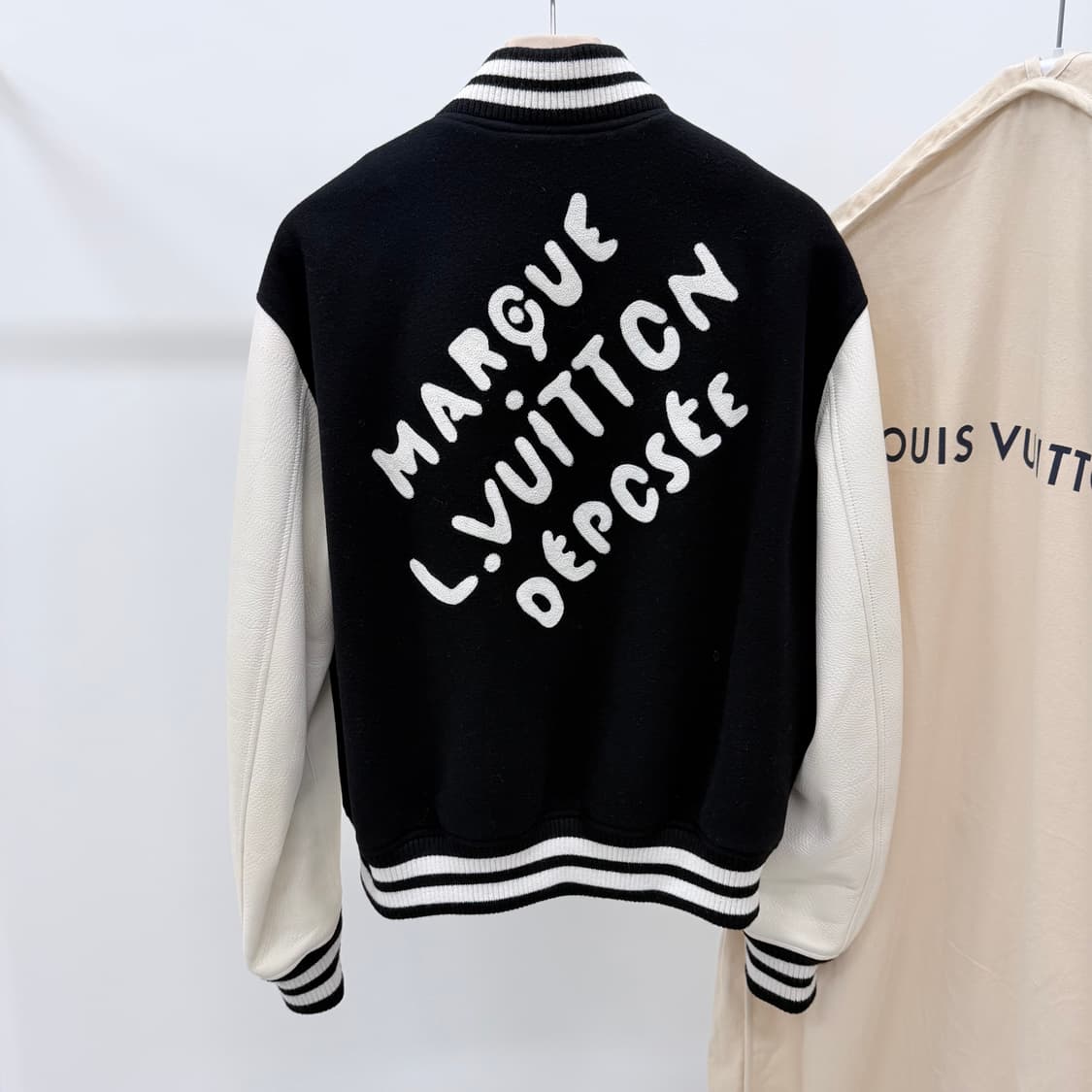 [S급/50] 24FW 루이비통 퍼렐 시그니처 바시티 블루종 자켓 블랙 상품이미지5