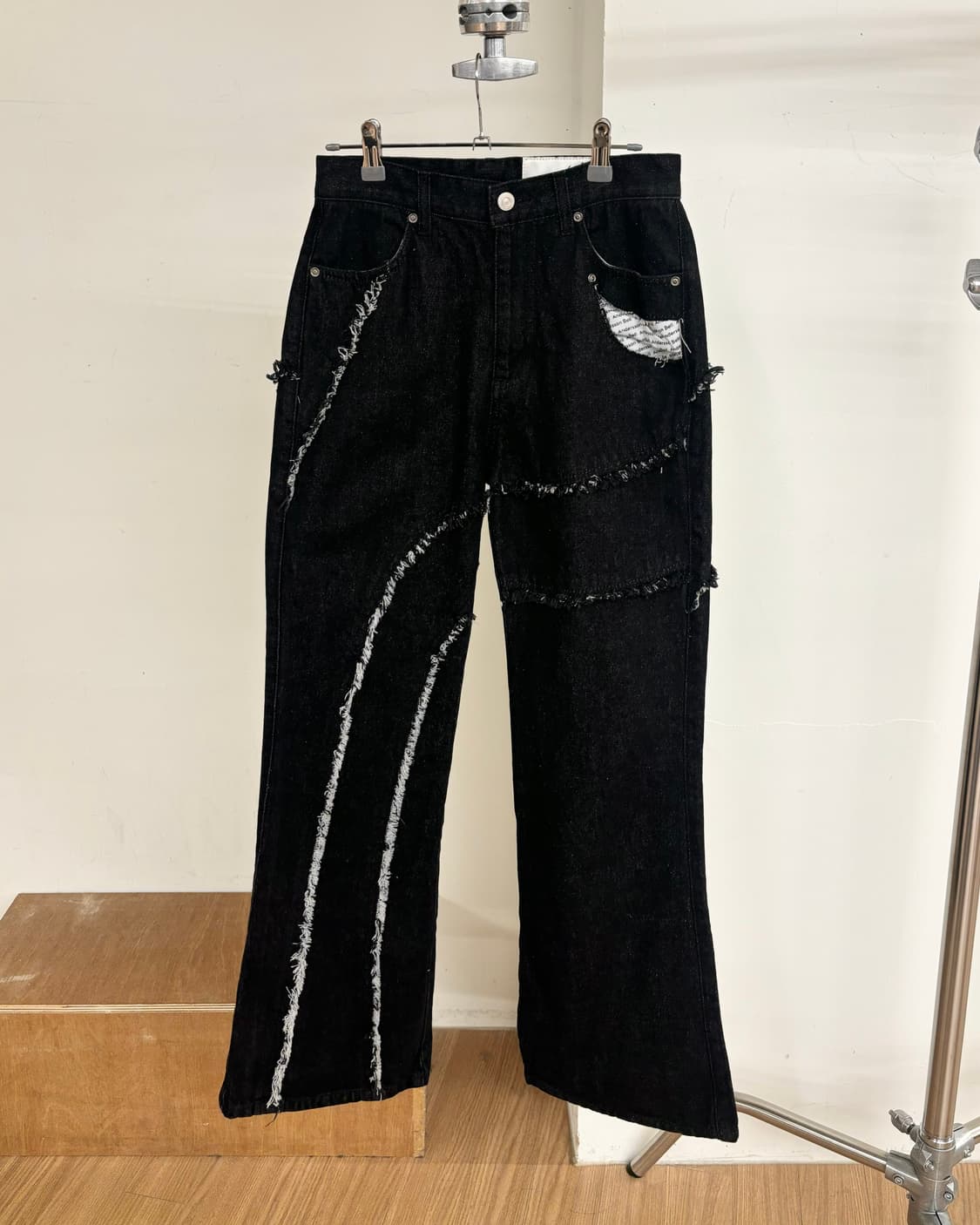 앤더슨벨 카리스 러프 라인 로우컷 진 상품이미지1