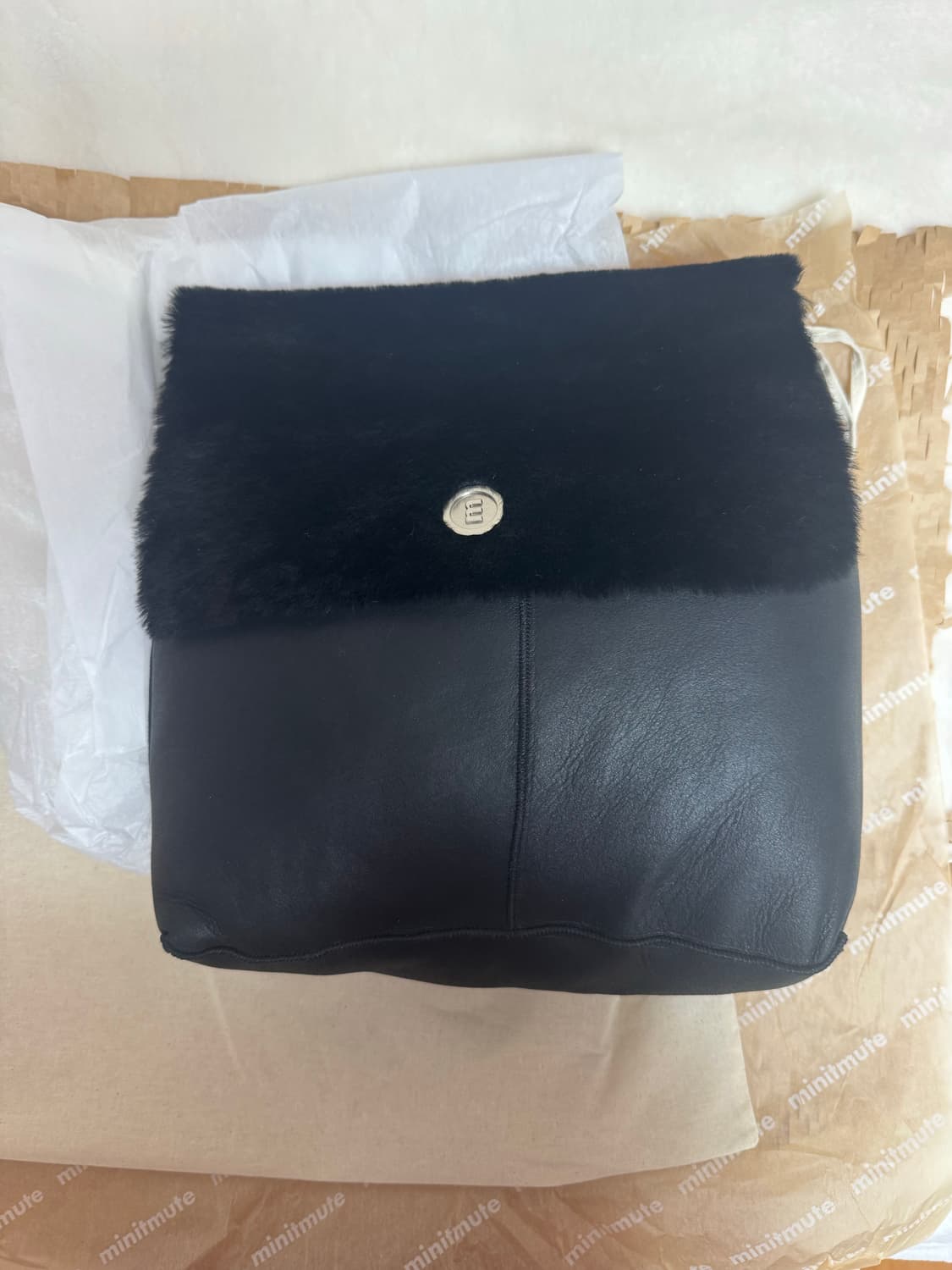 새상품) 미닛뮤트 fable chain 페블 체인백 무스탕 블랙 상품이미지2