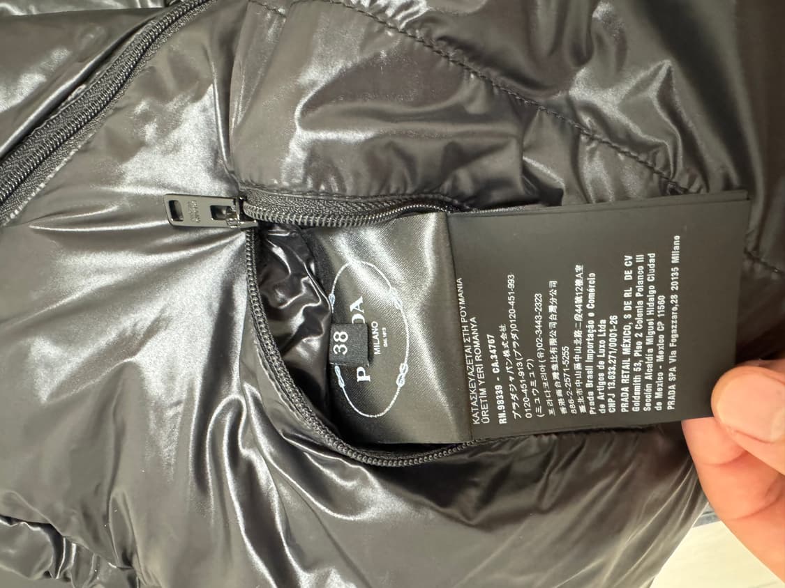 (W) 프라다 리나일론 크롭 컨버터블 다운 자켓 블랙 상품이미지5