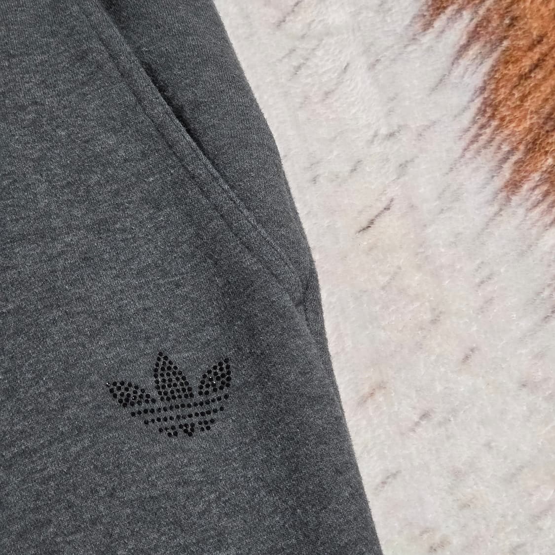 아디다스 로고 큐빅 챠콜 조거팬츠 상품이미지2