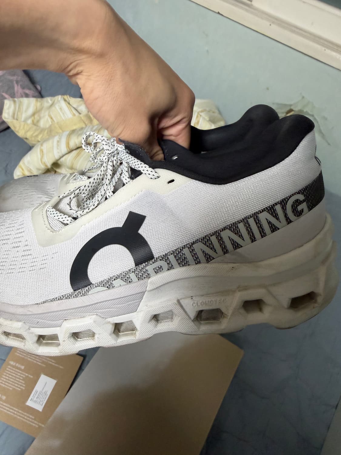 온러닝 클라우드몬스터2 270사이즈 판매(상태좋음) 상품이미지6