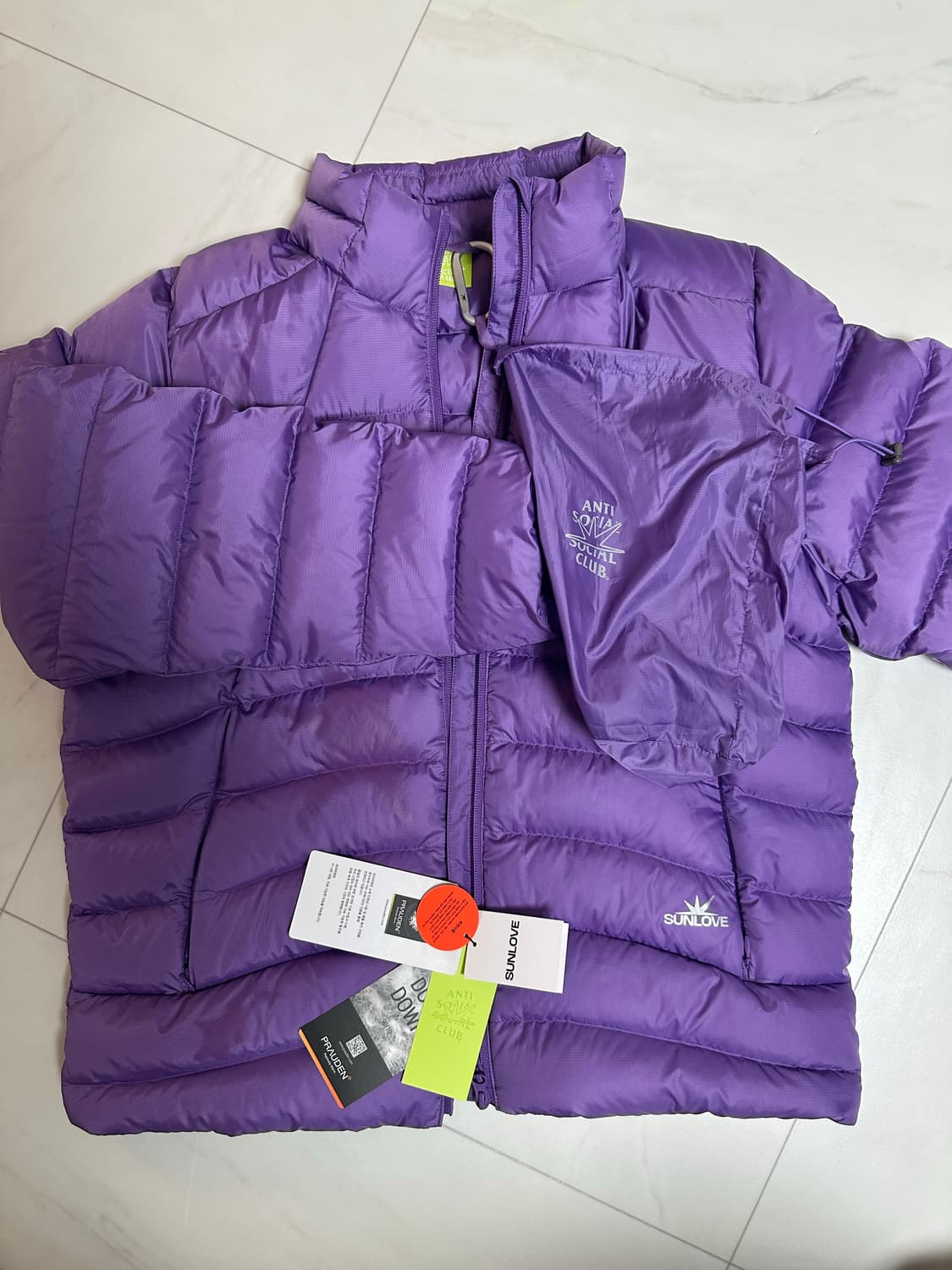Sunlove tour 썬러브 투어x안티 소셜 경량 패딩 M 상품이미지4