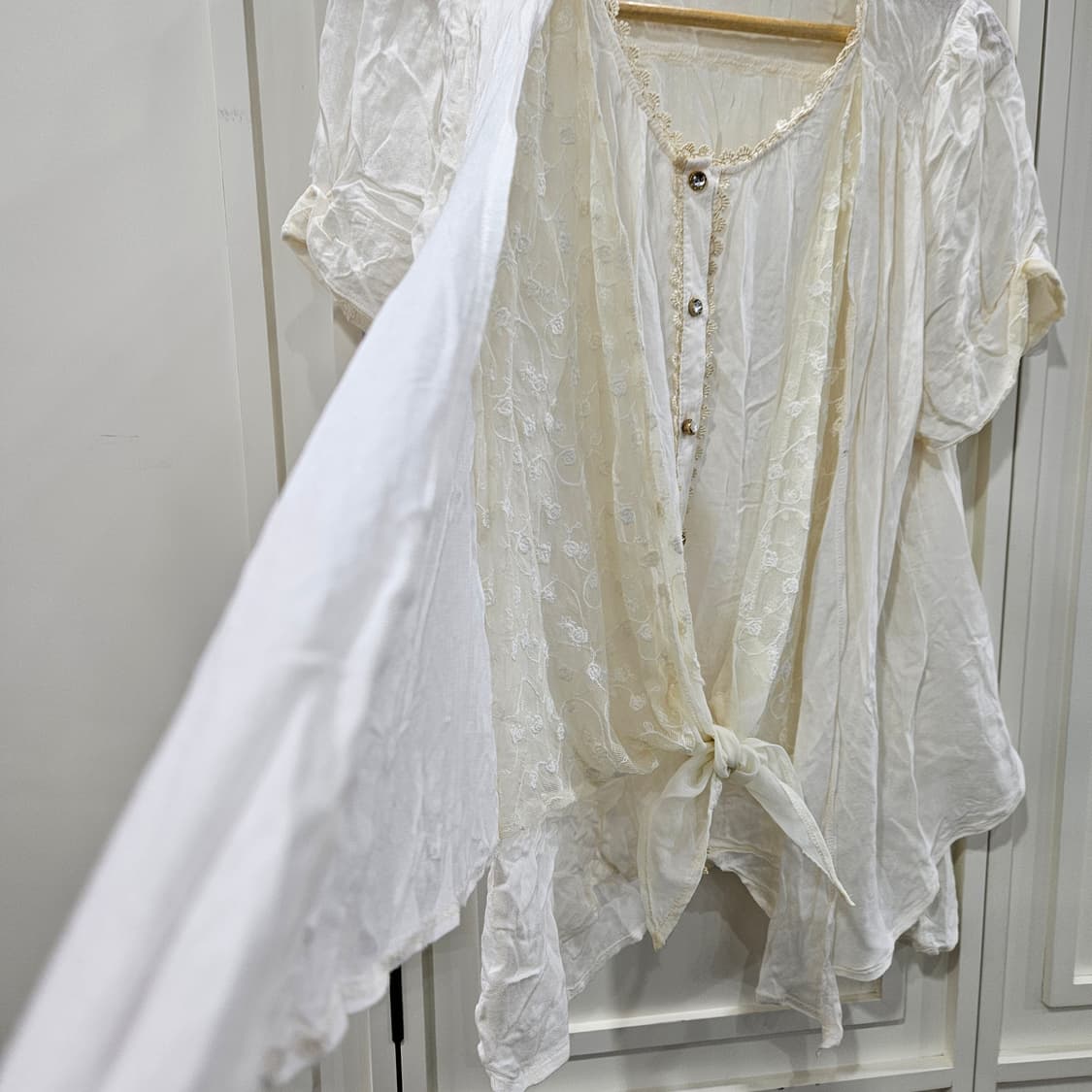 엑시즈팜(Axes Femme) 레이스 레이어드 리본 블라우스 상품이미지3