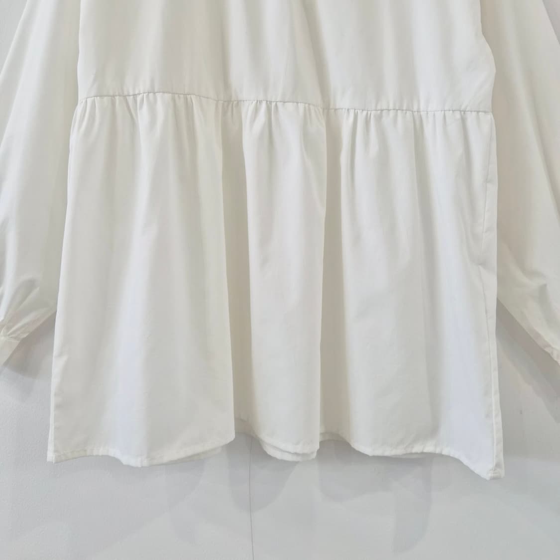 CHIP CHIP 화이트 프릴넥 뒷단추 셔링 블라우스 상품이미지4