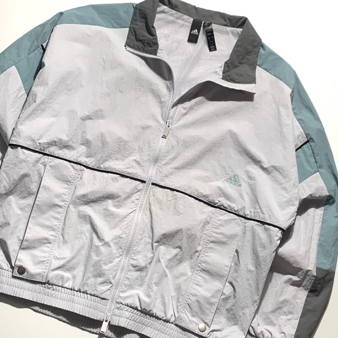 아디다스 우븐 오버사이즈 바람막이 상품이미지2