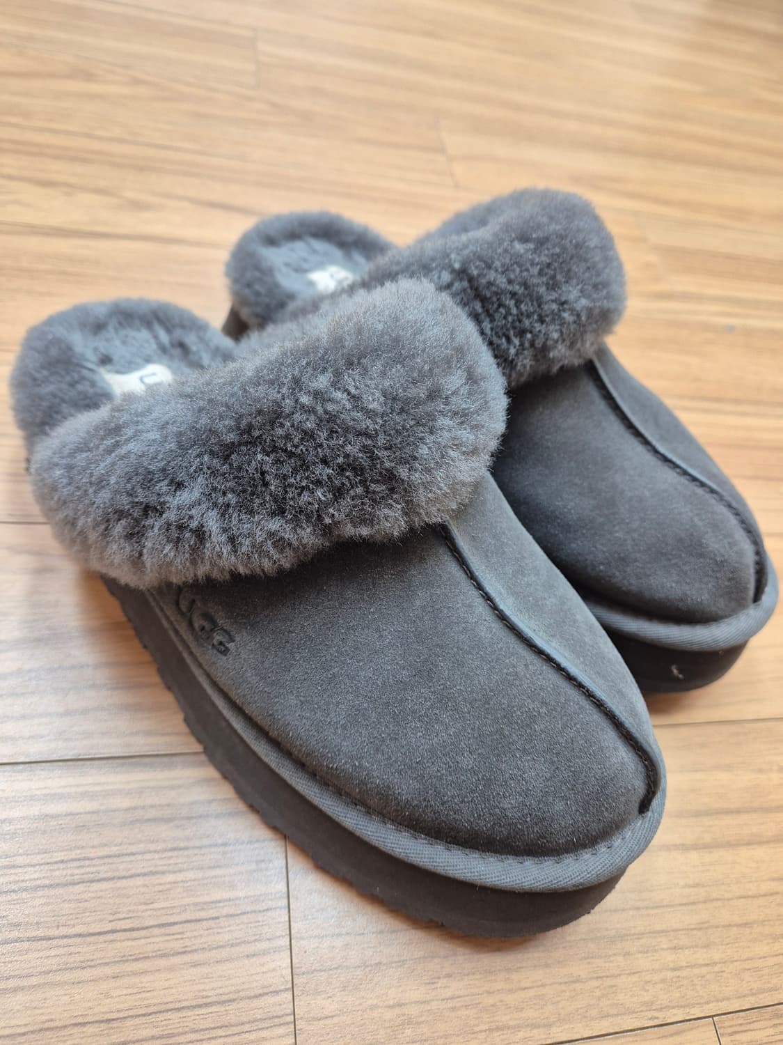 UGG 어그 슬리퍼 260사이즈 판매합니다. 털이 복슬복슬해서 겨울에 따 상품이미지2