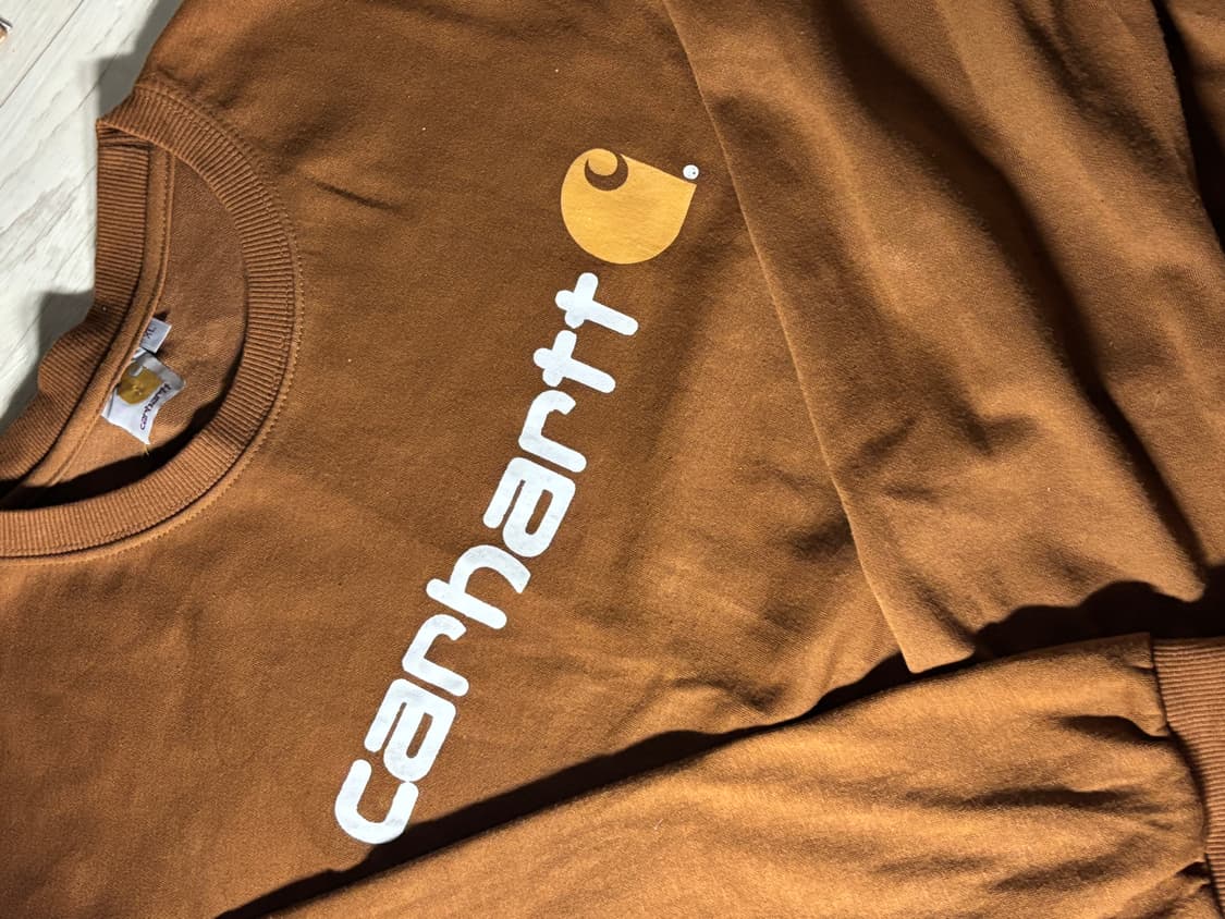 칼하트 아메리칸 스크립트 스웨터셔츠 브라운 상품이미지2