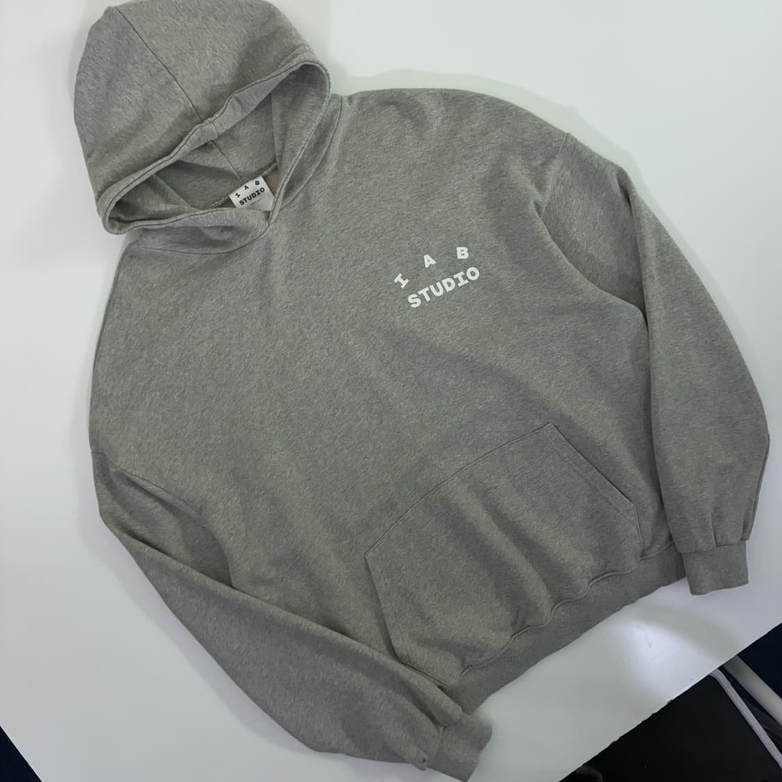 IAB studio  아이앱스튜디오 스펠 로고 코튼 그레이 후드티 상품이미지1