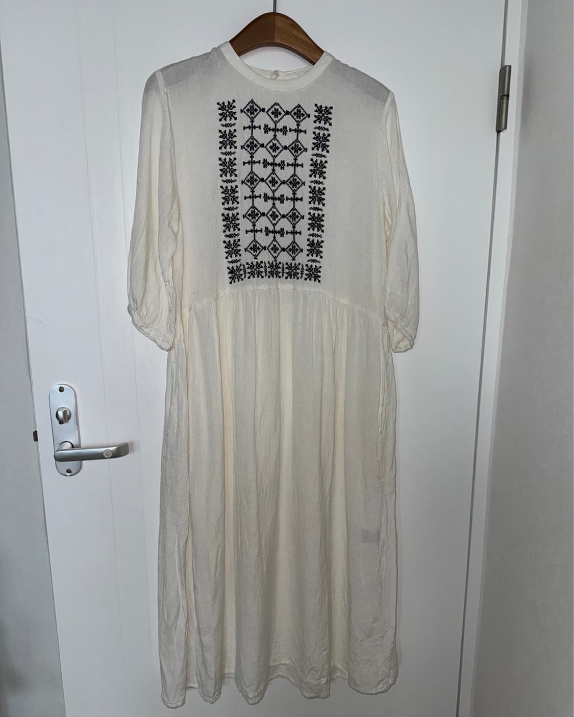 Ivory Embroidered Puff Sleeve Dress 상품이미지2