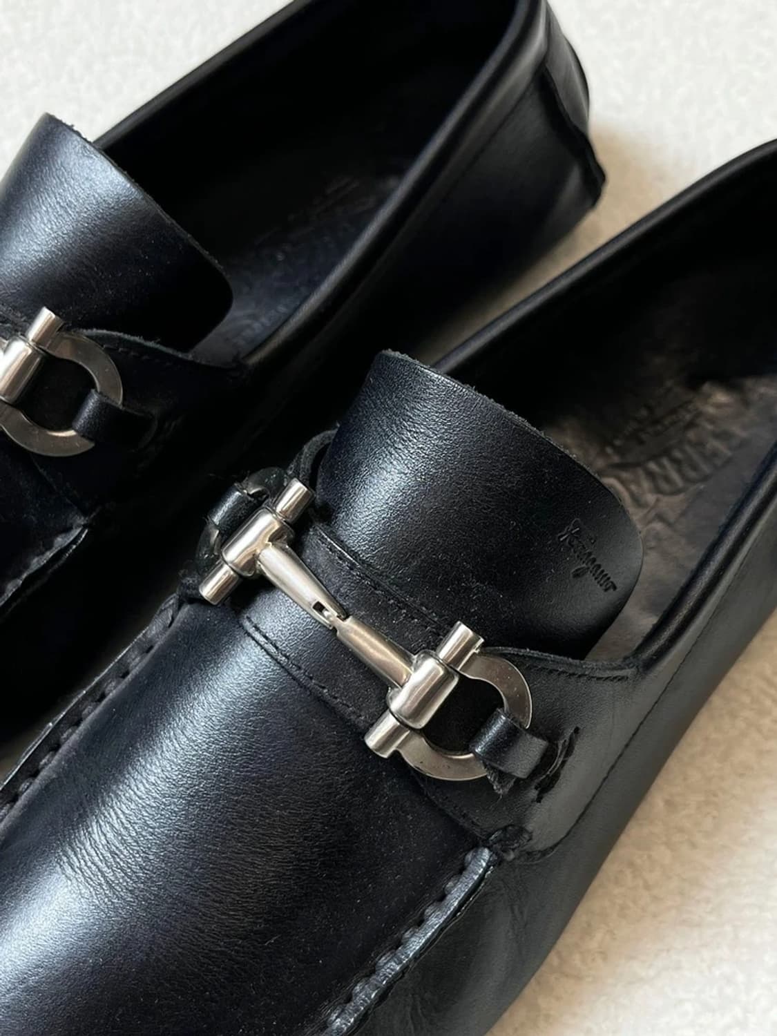 페라가모 크리스 간치니 버클 가죽 로퍼 A1837 상품이미지3