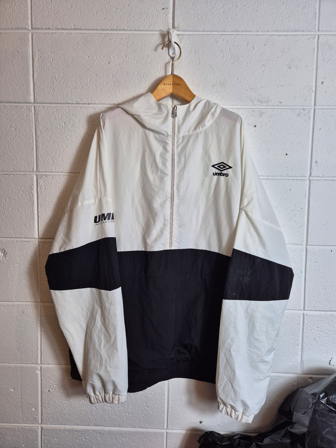 110 )엄브로 화이트 블랙 바람막이 아노락 상품이미지1