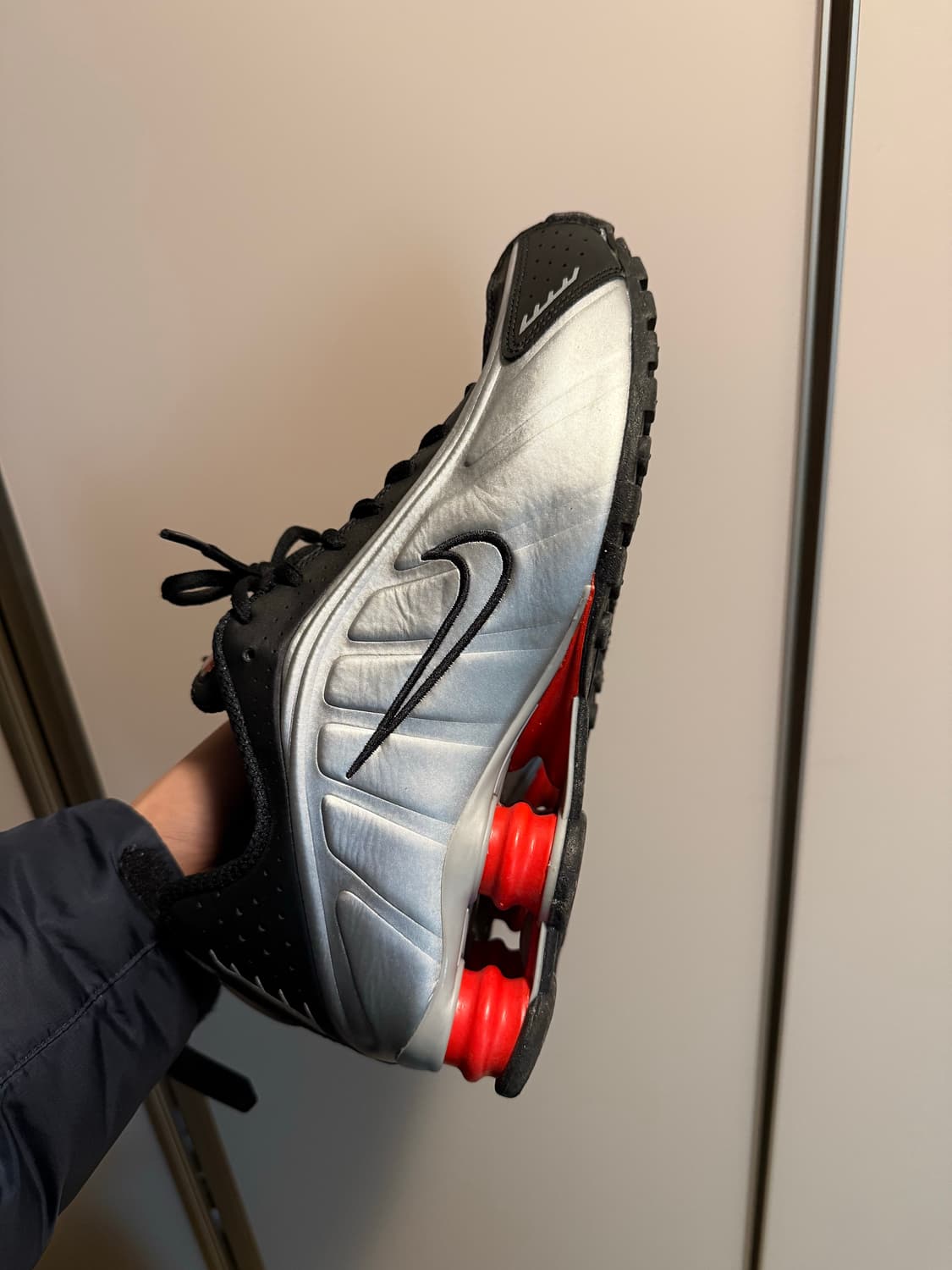 나이키 샥스 270 메탈릭 실버 최근 거래가 30만원 상품이미지1