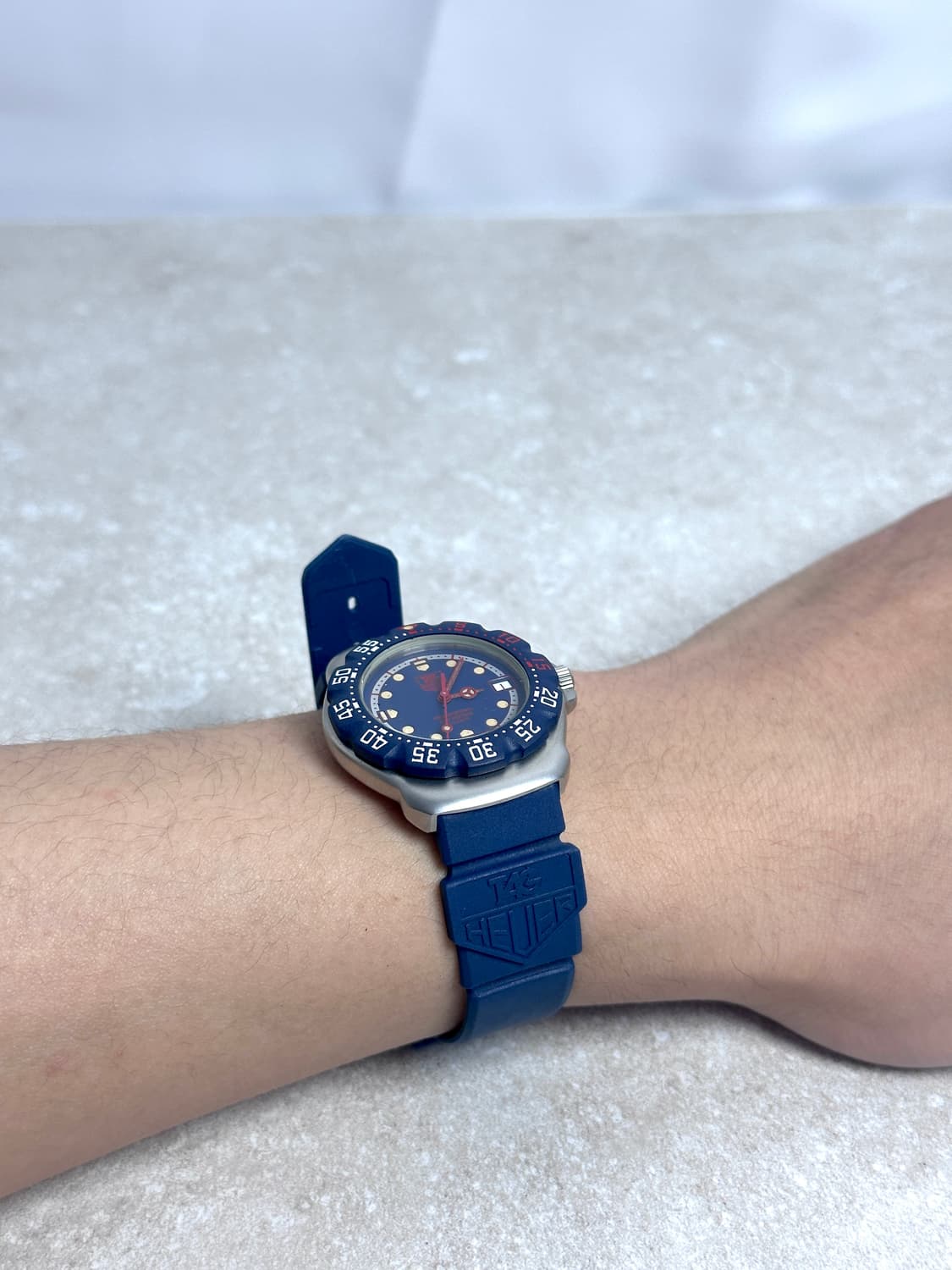 태그호이어 포뮬러 1 프로페셔널 200M 쿼츠 네이비 러버 상품이미지8