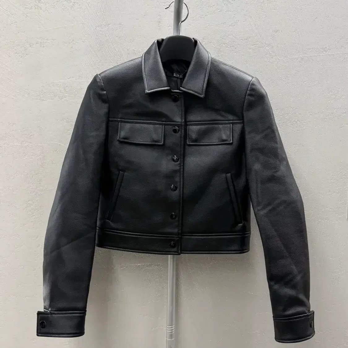 ERA CROPPED TRUCKER FAUX LEATHER JACKET 상품이미지2