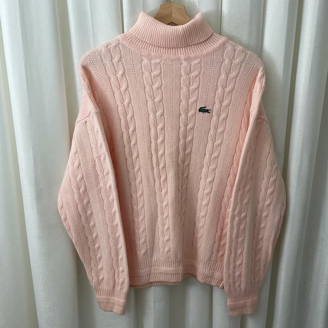 라코스테 베이비핑크 꽈배기 폴라 니트 상품이미지1