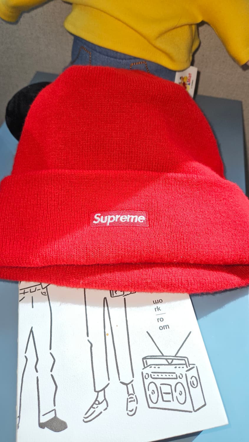 슈프림 24fw 레드비니 상품이미지1