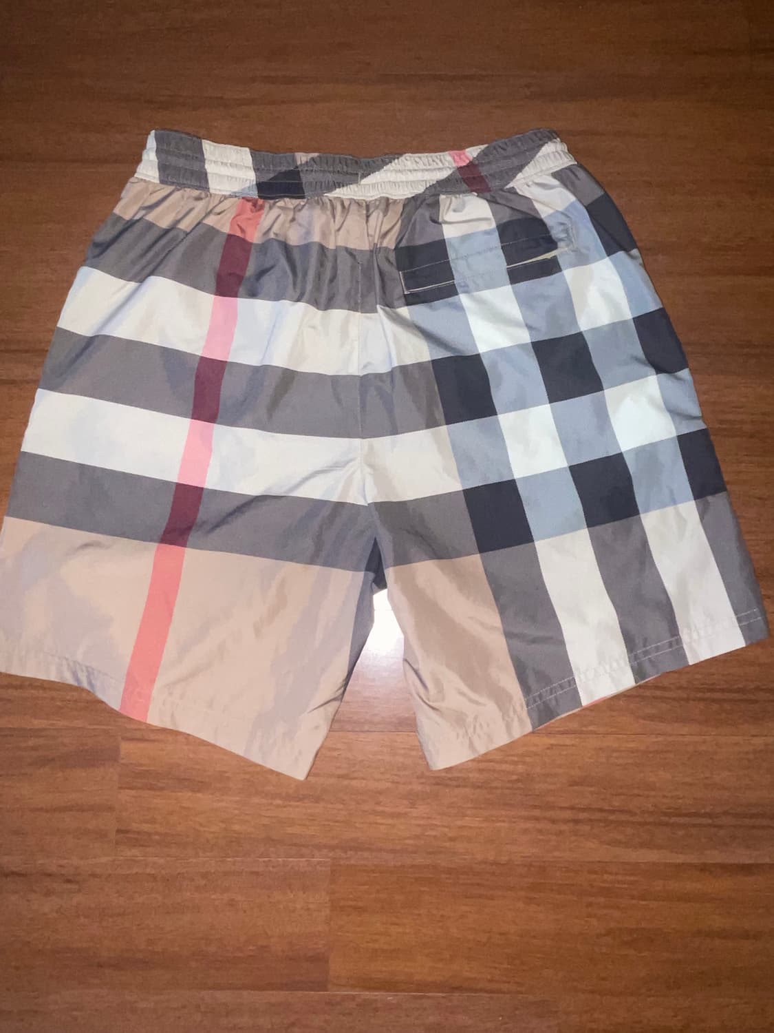 버버리 이그재저레이트 체크 드로우코드 스윔 쇼츠 아카이브 베이지 상품이미지3