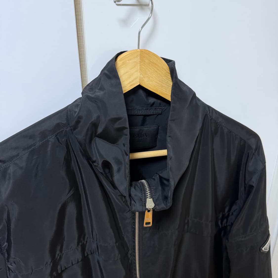 A / 56 (105-110) 프라다 삼각로고 윈드브레이커 바람막이 블랙 상품이미지3