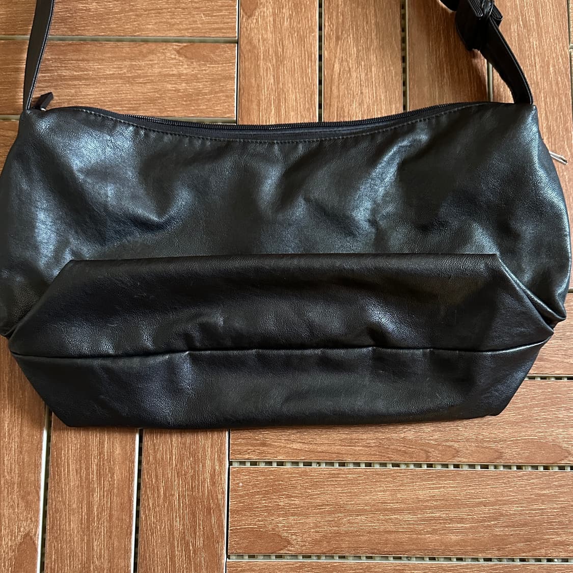 Legato largo fake leather cross bag 상품이미지4