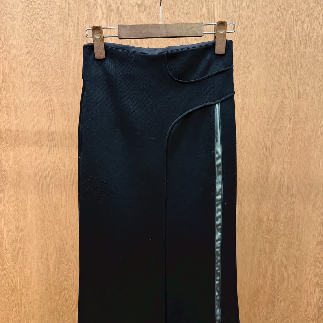 JPN 롱 스커트 세로 절개 패널 사이드 그린 라인 파이핑 디테일 블랙 상품이미지4