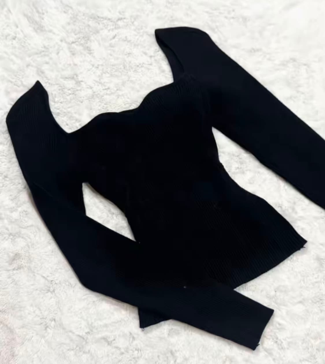 하트넥 슬림핏 블랙 골지 니트 상품이미지1