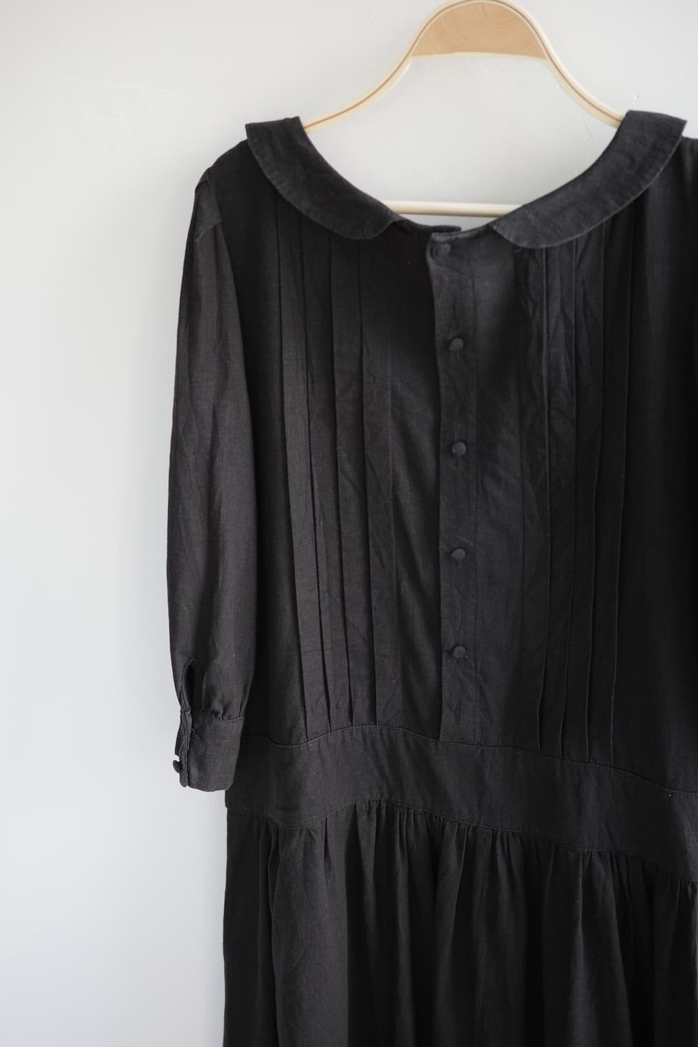 le ciel 
• 블랙 린넨 둥근카라 핀턱 주름 롱 원피스 상품이미지9