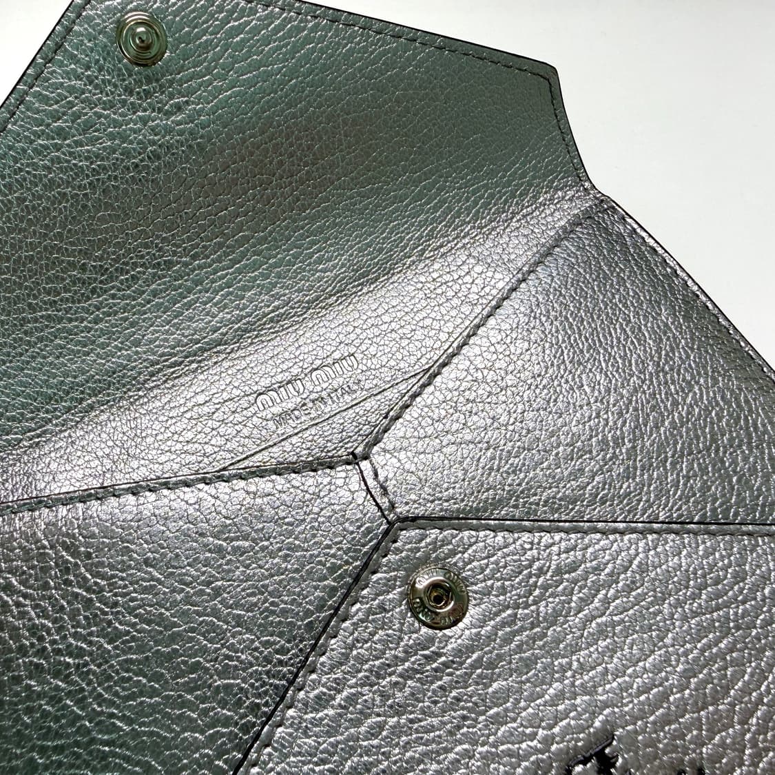 미우미우 마드라스 슬림 러브 엔빌로프 체인 지갑(실버) 상품이미지2