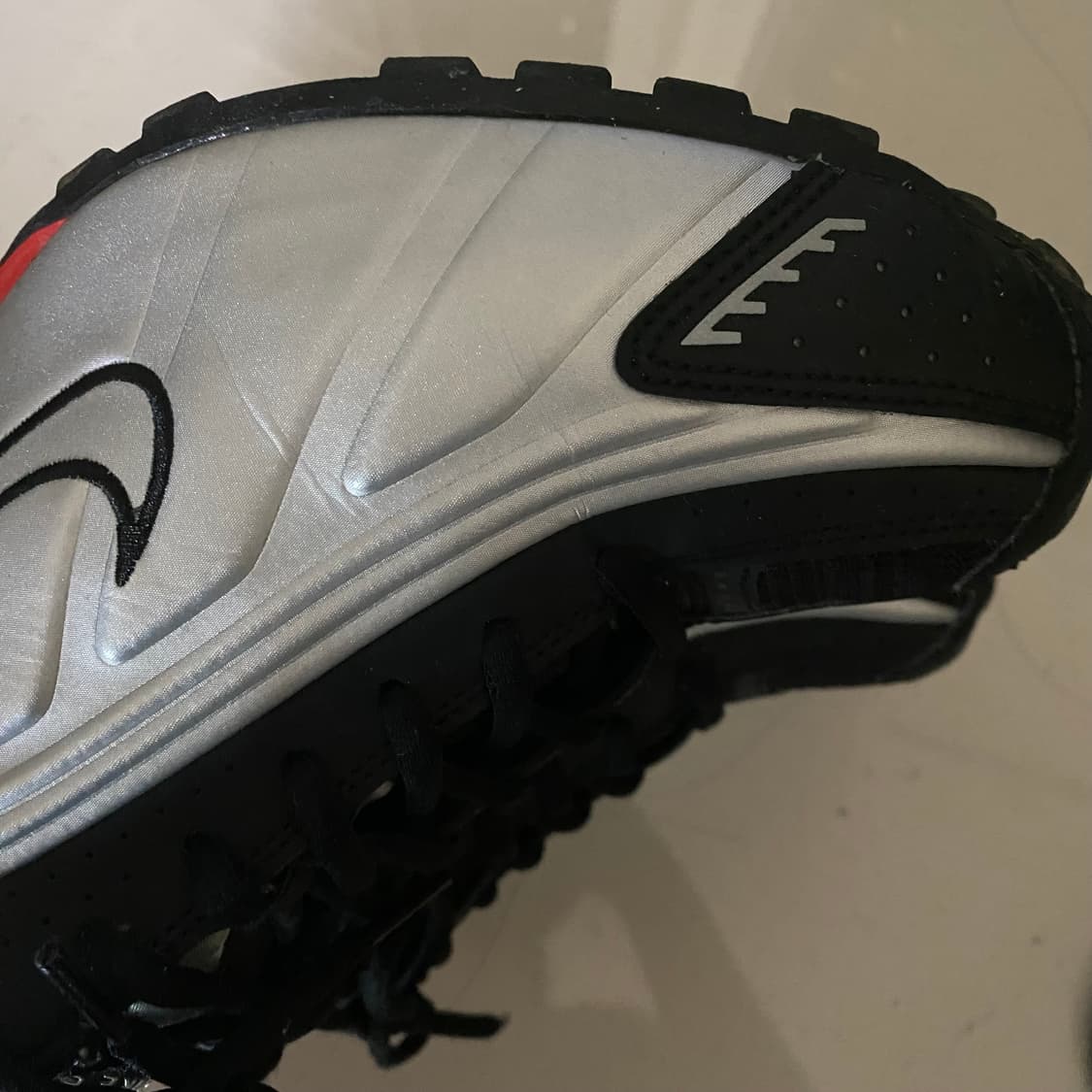 나이키 샥스 R4 메탈릭 실버 레드 255사이즈 상품이미지4