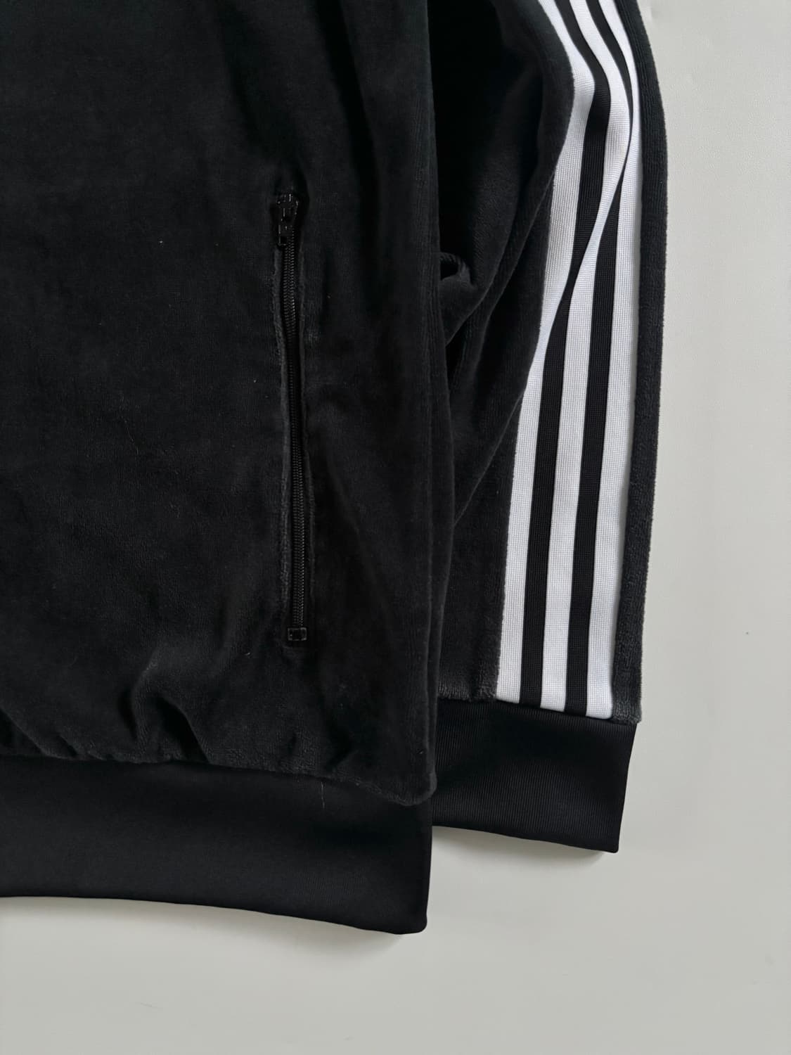 Adidas 아디다스 블랙컬러 벨벳 코지 트랙탑 상품이미지4